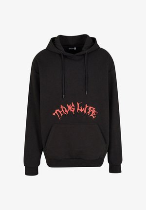 Svart hettegenser med frontlomme, justerbare snorer, og rød tekst "Thug Life" i en dryppende skrifttype på brystet. Myk stoff.