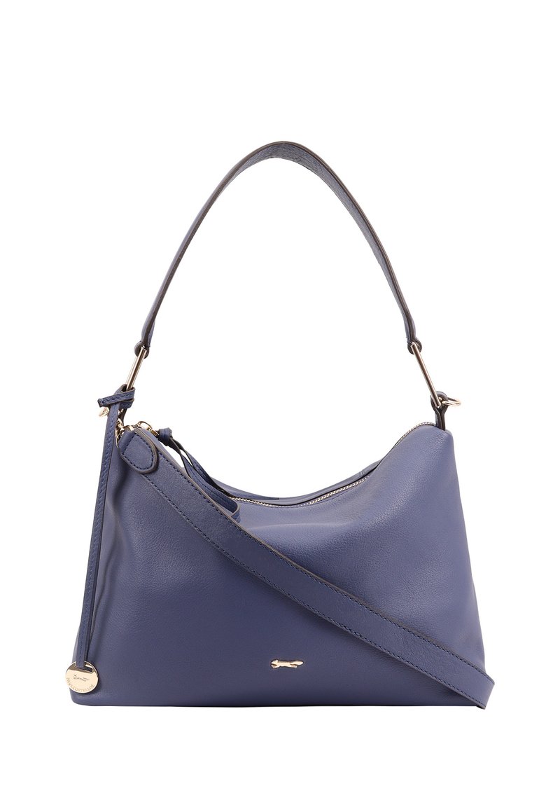 Blauwe leren schoudertas met een gebogen vorm, een ritsluiting en hardware in gouddetails. Beschikt over een kort handvat en een afneembare schouderriem.