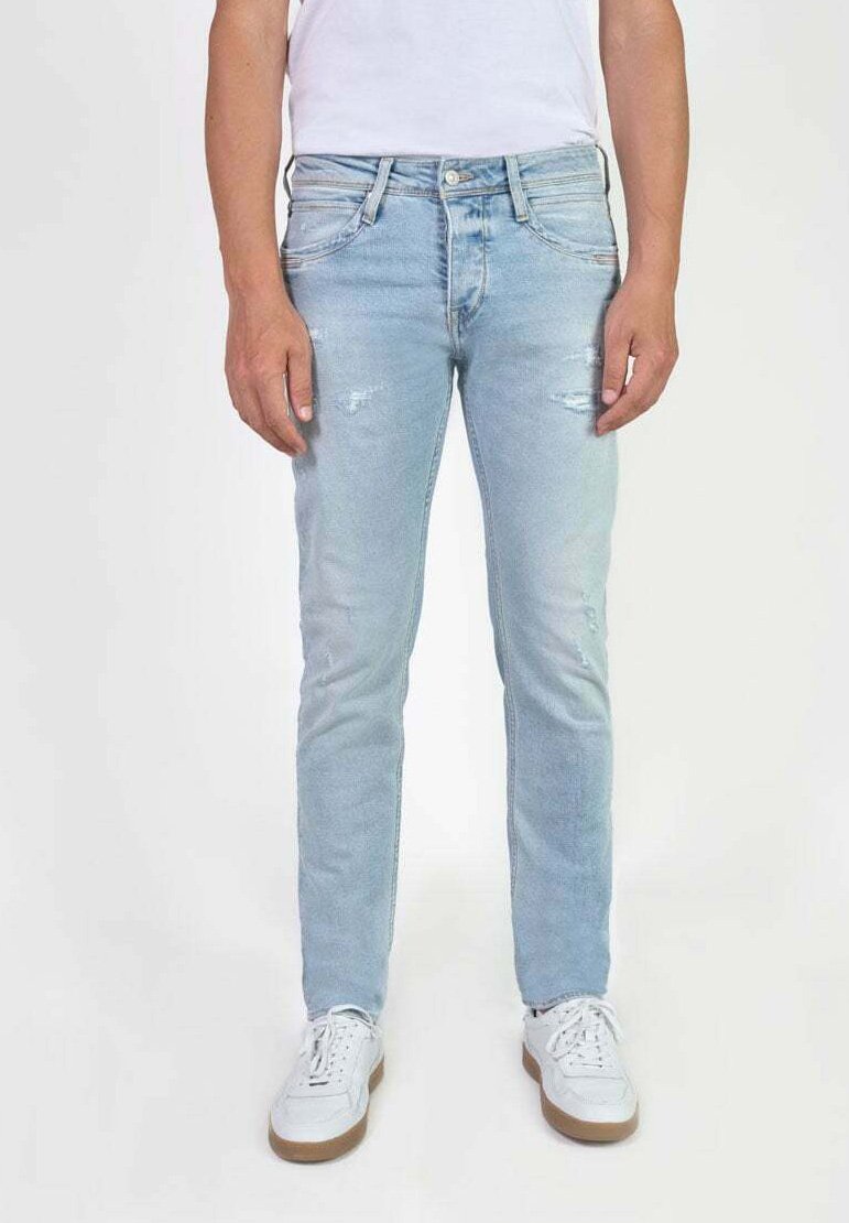 Jeans de mezclilla azul claro con corte slim, que presentan un diseño desgastado con pequeñas roturas. Estilo estándar de cinco bolsillos, cierre de botón y trabillas para cinturón.