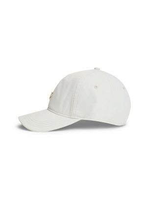 Hvid kordfløjlsbaseballkasket med buet skygge og lille guldlogo på forsiden, vist mod en hvid baggrund.