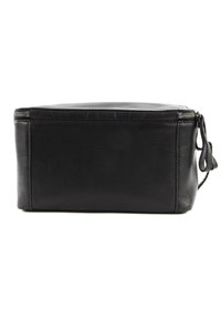 Svart rektangulær kosmetikkveske i lær med glidelås og et lite håndtak på siden.