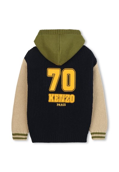 Sweat à capuche en tricot avec capuche verte, corps bleu marine et manches beiges ; présente le texte jaune "70 KENZO PARIS" ; poignets côtelés avec des rayures vertes et blanches.