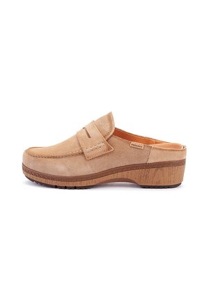 Zueco beige de ante con tacón de madera bajo y grueso y una correa decorativa cosida en la parte superior.