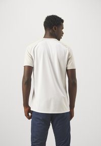 JAKO ICONIC - T-shirt con stampa - weiß/soft grey/anthra light