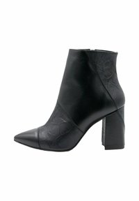 Cizme negre din piele până la glezna, cu vârful ascuțit și toc pătrat, fermoar lateral și design cu panouri cusute.