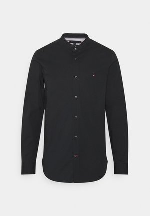 Camicia nera a maniche lunghe con bottoni, colletto mandarino e piccolo logo rosso, bianco e blu sul petto sinistro.