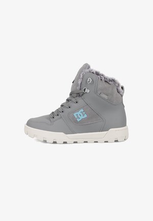 Grijze hoge sneakers met een gladde en suède afwerking, voorzien van een zachte bontvoering, witte rubberen zool en blauwe logo-accent.