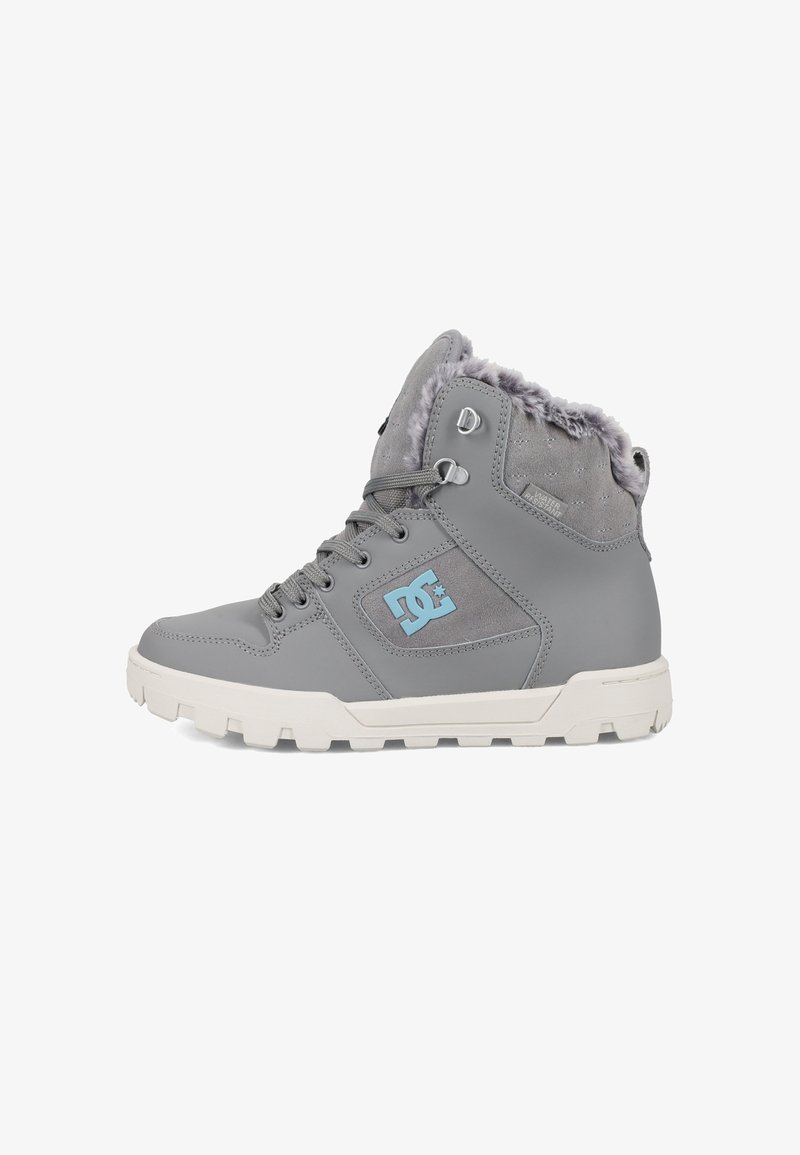 Szare, wysokie buty z gładkiego i zamszowego materiału, z miękkim futerkiem w środku, białą gumową podeszwą i niebieskim akcentem logo.