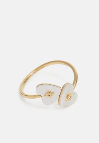 Gouden ring met twee witte hartaccenten met gestructureerde oppervlaktes en centrale versieringen. Eenvoudig, open bandontwerp.