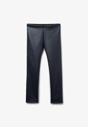 Leggings de cuero sintético azul marino oscuro, extendidos planos con una superficie lisa y brillante y detalles simples en las costuras.