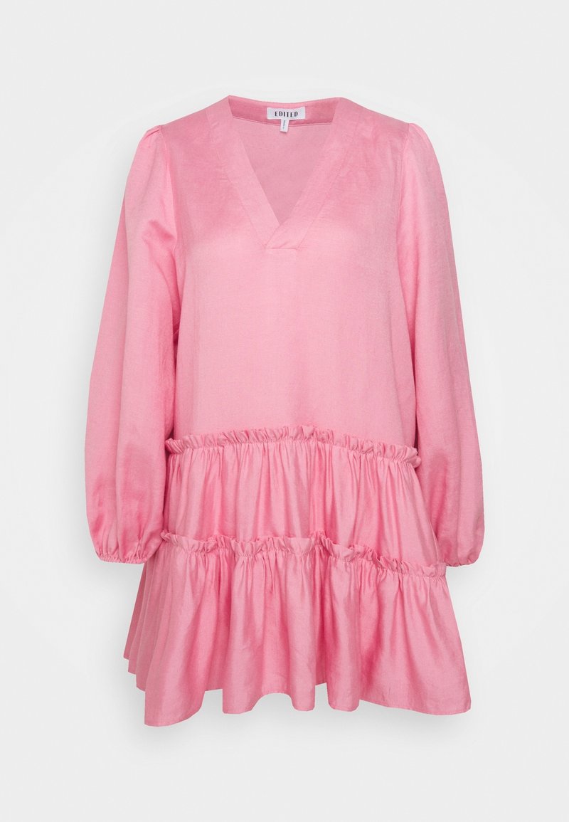 Robe rose à manches longues avec col en V et jupe à volants à étages, présentant des détails froncés au niveau de la taille et des poignets.