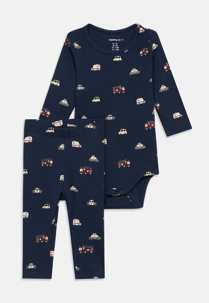 Μπλε ναυτικού, σετ ολόσωμου και κολάν μακρύ μανίκι με επαναλαμβανόμενο μοτίβο αυτοκινήτων. Ριμπ υφή με κούμπωμα με κουμπιά στο ολόσωμο.