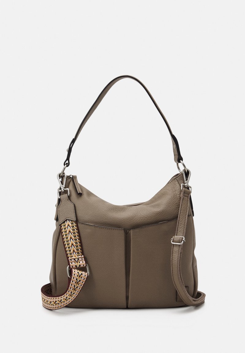 Borsa a tracolla in pelle color taupe scuro con forma hobo. Presenta una tracolla intrecciata con motivo a zigzag e dettagli in hardware argentato. Due tasche esterne.
