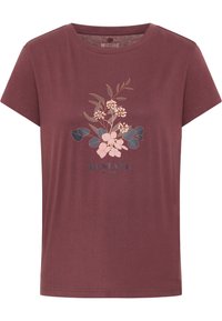 Camiseta de manga corta color marrón con un diseño floral y el texto "MUSTANG est. 1932" en el centro del frente.