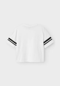 Vit t-shirt med kort ärm och cropped design. Svarta ränder på ärmarna. Mjuk textur, rund halsringning och avspänt snitt.