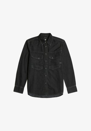 Camisa de mezclilla negra con mangas largas, cuello puntiagudo, dos bolsillos en el pecho y cierre de botones. Presenta un corte regular y costuras en contraste.