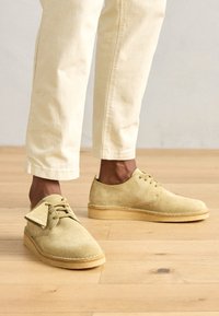 COAL LONDON - Zapatos con cordones - maple