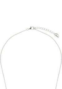 Collana in argento con chiusura a moschettone, caratterizzata da un design delicato e una catena regolabile con un'etichetta del marchio attaccata.