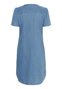 Robe en denim bleu clair à manches courtes avec un col rond, des détails de couture subtils et un ourlet légèrement arrondi en bas.