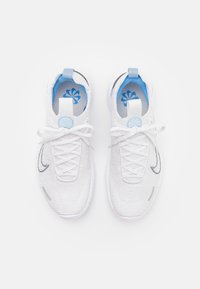 Zapatillas deportivas blancas con parte superior de tela texturizada, interior azul, acentos grises y sistema central de cordones. Logo de Nike en el lateral.