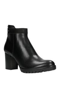 Stivale alla caviglia in pelle nera con tacco a blocco alto, texture liscia, punta arrotondata e pannelli elastici laterali per un facile indossamento.