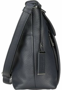Navyblaue Leder-Schultertasche mit strukturierten Oberflächen, einem breiten Tragegurt und silbernen Hardware-Akzenten. Mit einem Markenanhänger an der Seite.