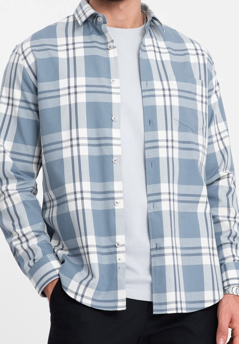 Camisa de cuadros azul y blanca, con cuello estándar, mangas largas y un solo bolsillo en el pecho. Fabricada en tejido ligero.