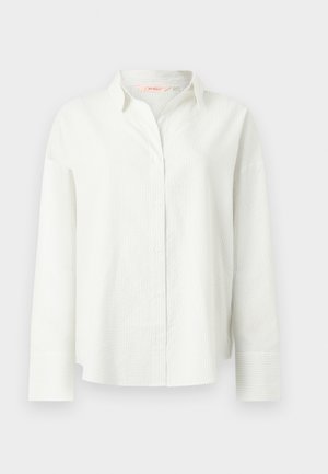 Λευκό πουκάμισο με μακριά μανίκια και κουμπιά, με διακριτική κάθετη ριμπ υφή και φαρδιά μανσέτα, που διαθέτει κλασικό γιακά και άνετη γραμμή.