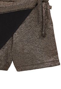 Metāliski bronzas šorti ar tekstūrētu apdari, kas satur melnu paneli un regulējamu saišu detaļu jostasvietā. Izteiksmīga spīduma un slāņota dizaina.