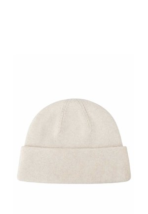 Beige gebreide muts met omgeslagen boord, getoond tegen een witte achtergrond.