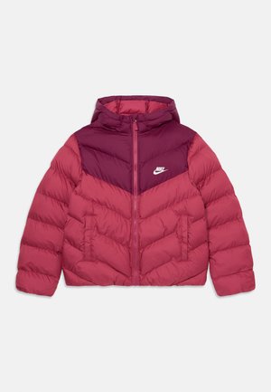 Casaco puffer da Nike com capuz, design em blocos de cor em rosa escuro e claro, textura acolchoada e fecho de correr frontal com logotipo no peito.