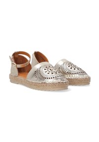 Metalické stříbrné espadrilky s vykrojeným květinovým vzorem, koženým svrškem, přírodní jutovou podešví a páskem kolem kotníku. Kulatá špička s pleteným detailem.
