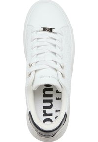 Sneaker bianca con tessuto texturizzato, lacci piatti e dettagli in metallo argentato. Logo nero visibile sulla soletta imbottita e sul tallone.
