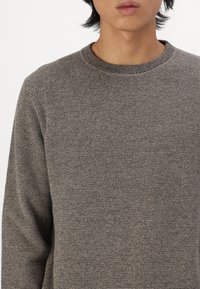 Selected Homme SLHROSS STRUCTURE CREW NECK - Džemperis - asphalt
