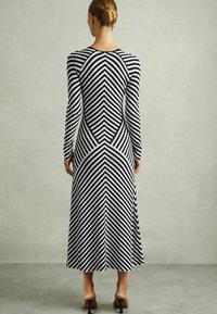 Reiss REGULAR FIT - KALI STRIPED - Strickkleid - black ivory
