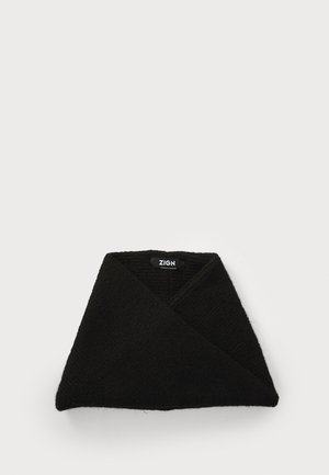 Étole noire tricotée avec une surface texturée, de forme triangulaire, et une étiquette portant l'inscription « ZIGN » près du haut. Matériau non élastique.