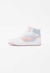 Hoog-top sneaker van wit leer en textiel, met pastelpink, blauw en metalen accenten. Heeft ronde veters en een geperforeerde neus voor ademend vermogen.