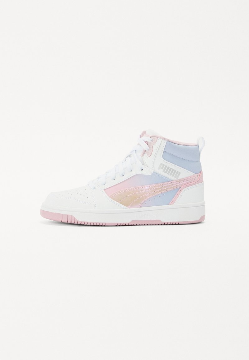 Hoog-top sneaker van wit leer en textiel, met pastelpink, blauw en metalen accenten. Heeft ronde veters en een geperforeerde neus voor ademend vermogen.