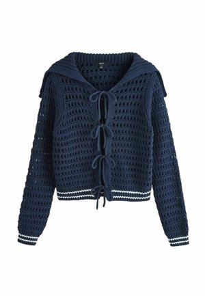 Cardigan blu navy lavorato a uncinetto con cappuccio, maniche lunghe, polsini e orlo a righe bianche, e quattro chiusure frontali con laccetti.