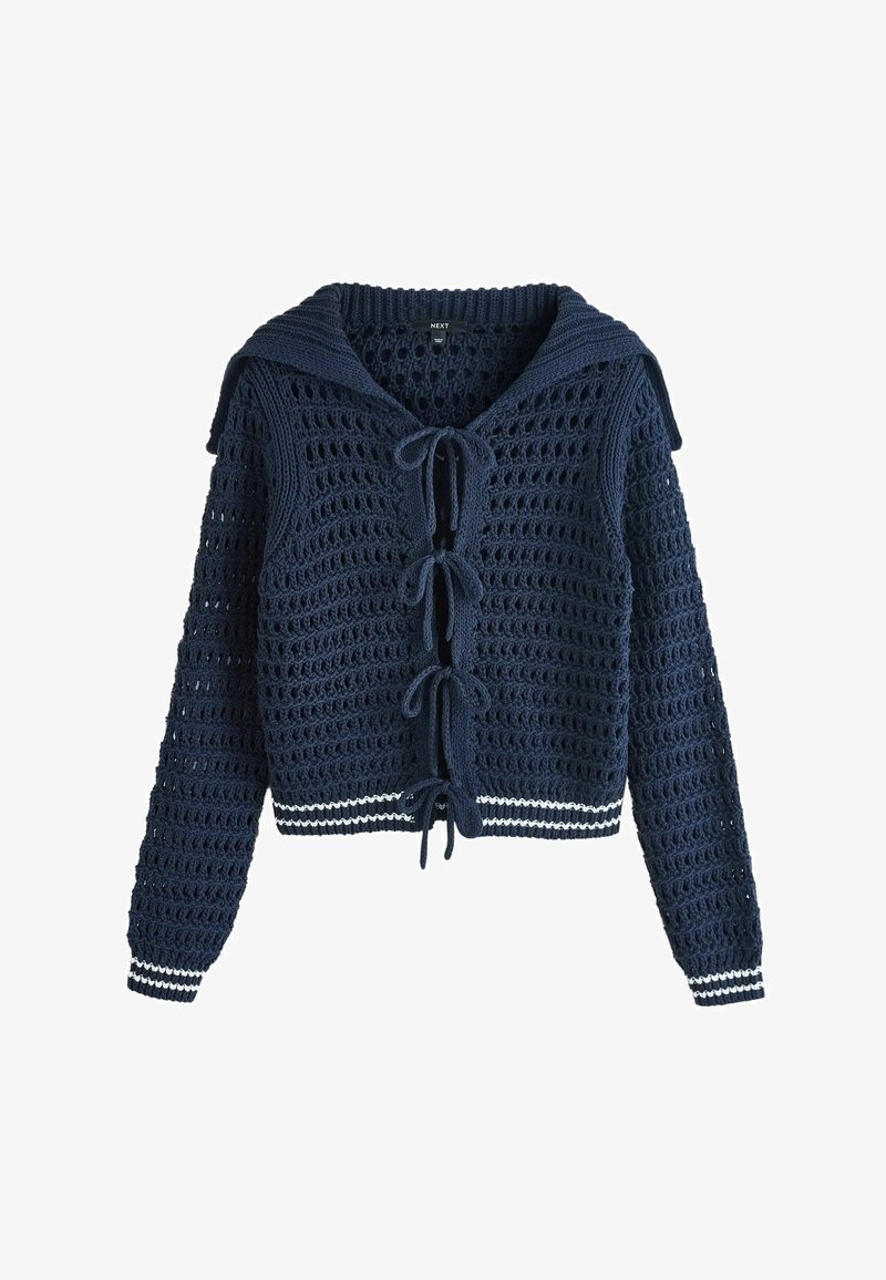 Cardigan en crochet bleu marine avec capuche, manches longues, poignets et ourlet à rayures blanches, et quatre fermetures à nouer sur le devant.