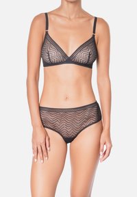 Bralette en dentelle noire et culotte taille haute avec un motif en zigzag. Le tissu est transparent avec des bretelles fines et des accents élastiques.