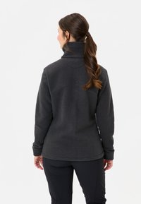 Donkergrijze fleece jas met een hoge kraag, lange mouwen en een gladde textuur. Bevat een subtiel logo en een gebogen zoomontwerp.