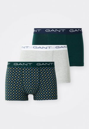 Tri para bokseric: ena siva, ena temno zelena in ena z vzorcem diamantov v modri in zlati barvi, vsaka z blagovno znamko na elastičnem pasu.