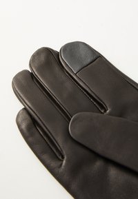 Sorte læderhandsker med en glat tekstur, tre fingre og en kontrastfarvet sort detalje på pegefingeren. Ingen synlige mønstre eller hardware.