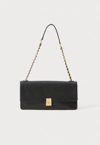 Sac à main en cuir noir de forme rectangulaire, avec un rabat, des accessoires en or et une chaîne en bandoulière. Présente un accent géométrique sur le fermoir.