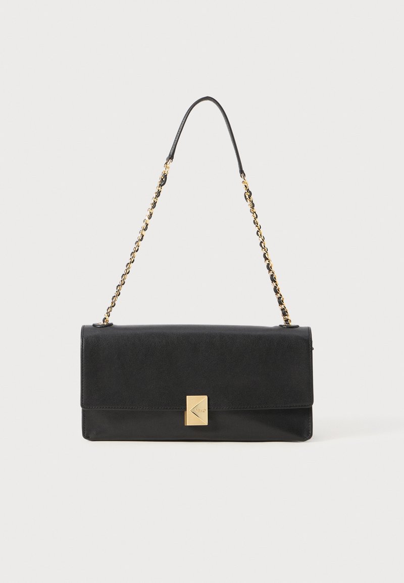 Sac à main en cuir noir de forme rectangulaire, avec un rabat, des accessoires en or et une chaîne en bandoulière. Présente un accent géométrique sur le fermoir.