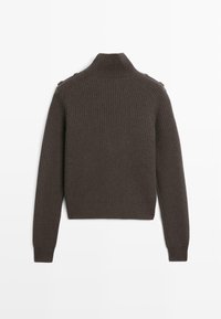 Maglione a coste marrone con collo alto, dotato di bottoni sulle spalle e polsini aderenti, design minimalista e tessuto testurizzato.