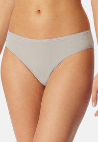 Hellegraue, dehnbare Baumwollbikinis mit glatter Oberfläche und niedrigem Bund, ausgestattet mit minimalen Nähten für zusätzlichen Komfort.