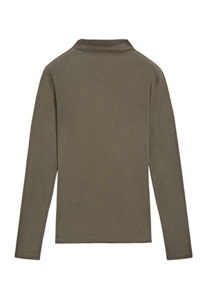 Chemise à manches longues, col roulé vert olive en tissu côtelé, dotée d'une coupe ajustée et d'une texture subtile. Aucun élément métallique ni motif visible.