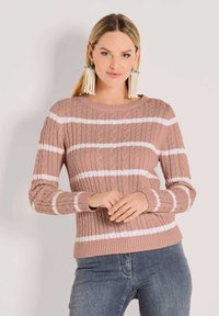 Helles pinkfarbenes Strickpullover mit weißen horizontalen Streifen, geripptem Saum und Bündchen sowie einem klassischen Rundhalsausschnitt.
